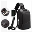 Outdoor batoh přes rameno s USB a zámkem Černý